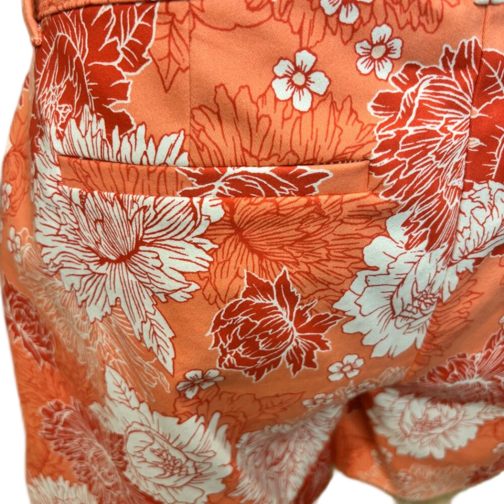 Isaac Mizrahi Tailored Coral Shorts, white & Red floral print, soft feel. size 6 - Picture 8 of 9